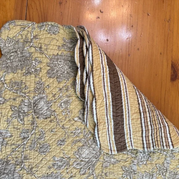 C & F Home Quilted Yellow & Brown Floral  Stripe Reversible Placemats Set Of 4 - Picture 7 of 10